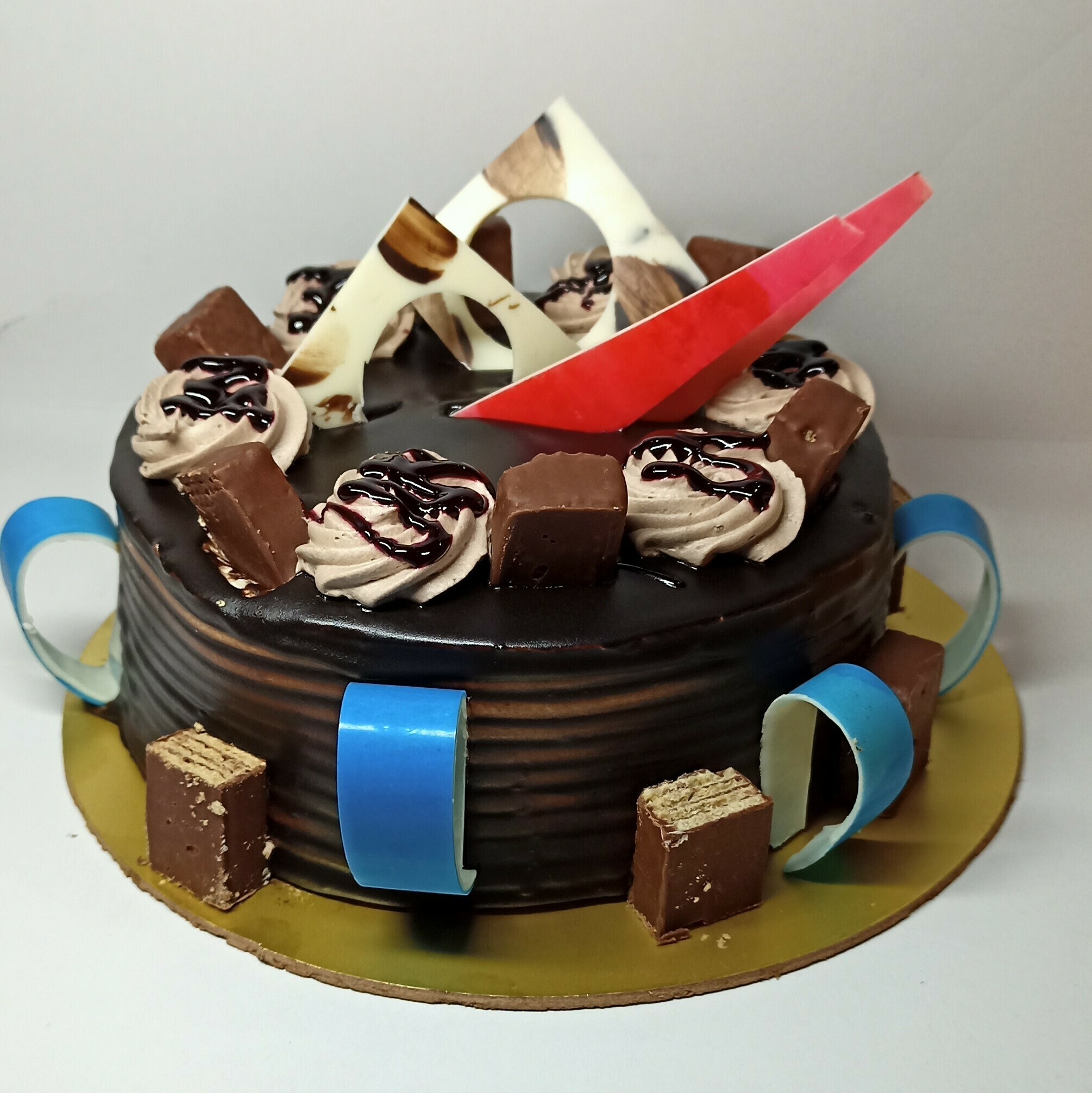 Order Kitkat Chocolate Cake Online, Price Rs.699 | FlowerAura