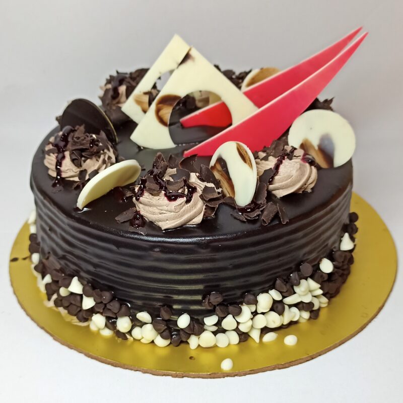 Chocolate Cake with Ganache and Vanilla Mousse Filling - Mirlandra's Kitchen